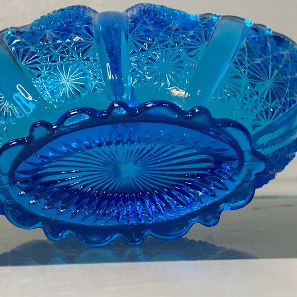 Daisy & Button Colonial Blue by Fenton, Glass Basket, Split Handle - Picture 15 of 16